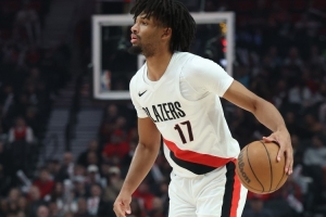 今天手感回暖！夏普上半場8中4得到11分 三分4中3