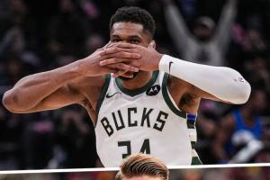 夢幻聯(lián)動！字母哥在戰(zhàn)勝尼克斯的比賽中模仿約克雷斯面具慶祝