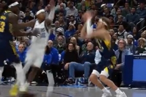 不止是扣籃王！麥克朗外線張弓搭箭飚進(jìn)三分還有加罰 完成打4分