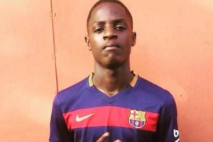 世體：艾永對巴薩頗具好感，五年前曾在家鄉(xiāng)穿著巴薩球衣拍照留念