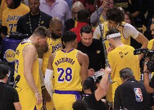 雷迪克：你知道什么是最棒的嗎？里夫斯絕殺后第一時間奔向了隊友