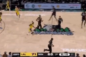 這球見功夫！里夫斯長傳十分到位 拉拉維亞快下后躺上籃2+1！