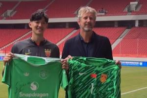 追星成功??顏駿凌和偶像范德薩交換球衣，范德薩獲贈國足門將服