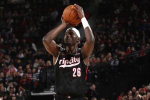 青島外援開始發(fā)揮！杜普-里斯連續(xù)三分命中 還防努爾基奇失誤