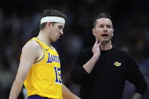 雷迪克曾表示這也是里夫斯的球隊 他不再是落選秀而是核心之一