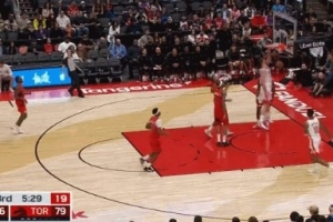 剛?cè)岵?jì)！申京跟進(jìn)墊步起飛 左臂舒展戰(zhàn)斧劈扣！