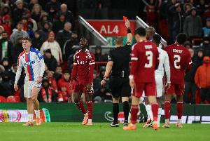 一線隊2次替補出場均染紅！18歲中衛(wèi)納洛共僅為利物浦出場16分鐘