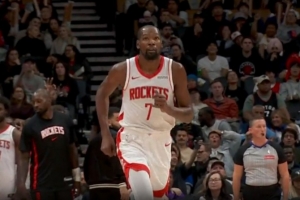 打卡下班咯！亞當(dāng)斯連續(xù)搶到前場板 杜蘭特三分一擊斃命！