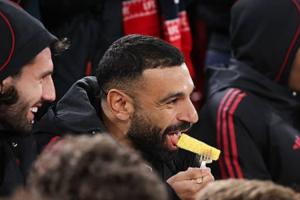 不用上班！對陣水晶宮比賽中，輪休的薩拉赫被拍到在場邊吃菠蘿