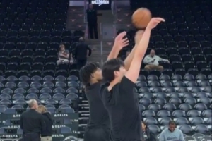 練起來！楊瀚森賽前和夏普一起進(jìn)行三分投籃熱身