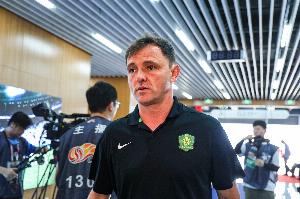 記者：國安明天下午進(jìn)行適應(yīng)場地訓(xùn)練，拉米羅、塞鳥出席發(fā)布會