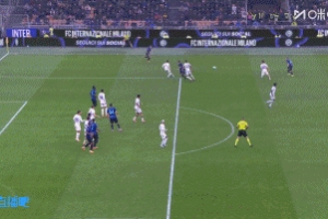 埃斯波西托禁區(qū)倒地，VAR介入后依舊沒有判罰點(diǎn)球