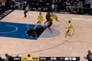 這身體協(xié)調(diào)能力！里夫斯高速反擊頂開康利 騎馬射箭準(zhǔn)壓哨中投！