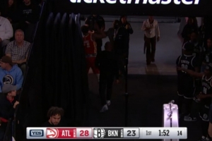 希望沒(méi)事?。√乩?楊膝蓋被隊(duì)友壓到 隨后返回更衣室