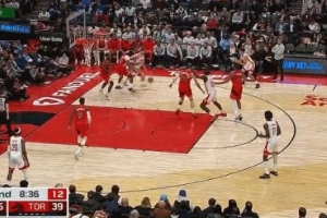 真成熟了！申京遭包夾不慌不忙 轉(zhuǎn)身助攻卡佩拉空切雙手暴扣！