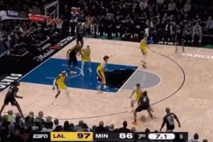 看得準！海蘭德強突籃下造海斯犯規(guī) 湖人挑戰(zhàn)成功改判進攻犯規(guī)