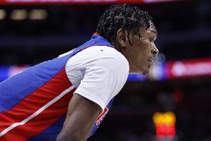 沒手感！奧薩爾半場(chǎng)11投僅3中拿到9分6板4助 三分3中1