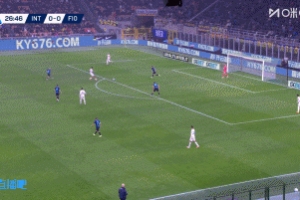 錯失單刀！佛羅倫薩后場失誤，巴斯托尼帶球突入禁區(qū)后打門被撲出