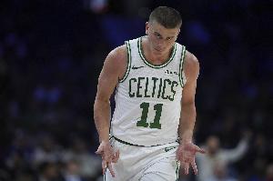 得快找找手感！普理查德半場(chǎng)三分5中1僅拿3分 但送9助2斷