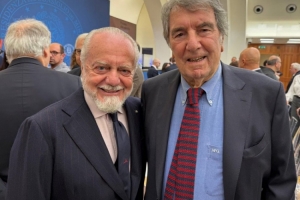 為迪諾-佐夫頒獎！德佬曬合照：我不會忘記你曾效力那不勒斯5年