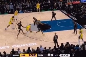 殺紅了眼！里夫斯突破吸引包夾外傳 拉拉維亞不猶豫三分再中！