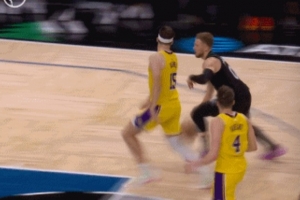 這一下沒必要！迪文岑佐快攻推開里夫斯 被吹進(jìn)攻犯規(guī)