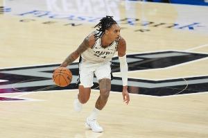 外線開(kāi)火！瓦塞爾半場(chǎng)9中4拿到12分4板 三分6中3