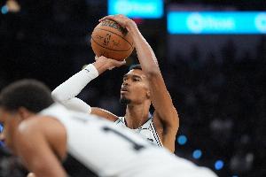 只能說(shuō)不溫不火！文班亞馬半場(chǎng)10中5得到14分9板4助 沒(méi)有蓋帽