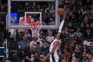 就往天花板扔！文班高高躍起接瓦塞爾傳球單臂暴力空接