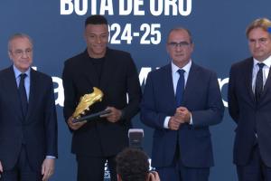 生涯首次獲獎！姆巴佩領(lǐng)取24-25賽季歐洲金靴，皇馬全隊到場支持