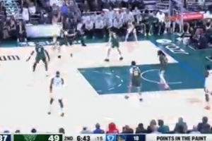 終于開張了！庫里第二節(jié)外線晃開防守命中三分球