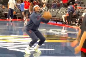 小吧在快船賽前熱身現(xiàn)場 比爾戴著耳機(jī)投籃今天打鵜鶘復(fù)出啦！