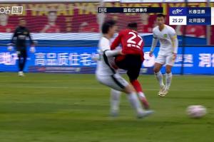 逃過(guò)一劫？卡米洛飛蹬江文豪腹部染黃，VAR介入認(rèn)定非紅牌