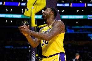 斯瑪特：八村塁甩里夫斯頭帶慶祝絕殺 他把發(fā)帶的汗甩我嘴里了