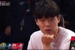 今天有沒有機(jī)會上？轉(zhuǎn)播鏡頭給到楊瀚森 小楊左手托腮