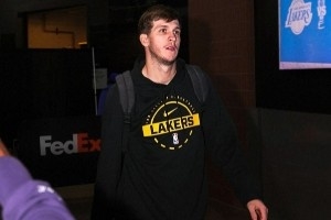 湖人眾將入場(chǎng)穿搭：里夫斯穿球隊(duì)周邊 艾頓喜慶大紅袍 拉拉滿身花