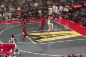 拿手好戲！布勞恩快下接球輕松上籃得分