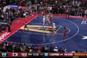 行云流水！祖巴茨吸引防守拋傳助攻小瓊斯空接暴扣 鮑爾默很興奮