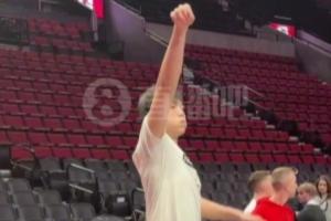 小吧現(xiàn)場(chǎng)觀看楊瀚森賽前熱身 底角三分效果不錯(cuò)投著投著笑起來(lái)了~