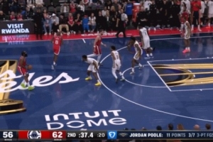 就是有這個自信！哈登不緊不慢過半場 搶一個超遠(yuǎn)三分命中！