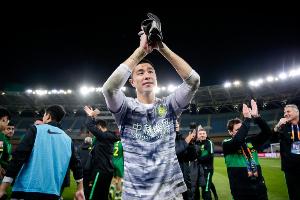 侯森致謝球迷：雖然之前和球迷有些不愉快 但我們?nèi)辈涣舜蠹抑С? >
                                        </div>
                                    </div>
                                                                        <div   id=