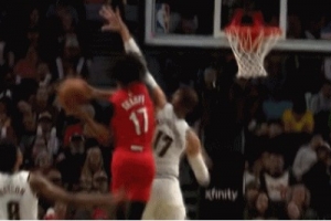 奮力追趕！謝頓-夏普干拔三分命中 隨后又造瓦蘭犯規(guī)2罰1中