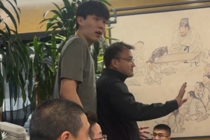 楊瀚森深夜吃夜宵不自律？解說：美國(guó)點(diǎn)外賣超貴 小楊也沒請(qǐng)廚師