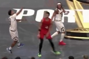 毫厘之間！卡梅隆-約翰遜半場(chǎng)結(jié)束前造卡馬拉犯規(guī)獲兩罰