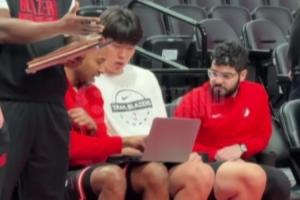 ??小吧在NBA杯現(xiàn)場捕捉到楊瀚森 他與助教交流已經(jīng)不需要翻譯啦