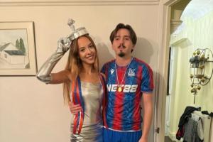 水晶宮球迷的萬圣節(jié)創(chuàng)意COS??讓女朋友扮成足總杯獎(jiǎng)杯……