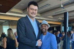 老熟人了！媒體人曬照：姚明與前隊(duì)友“街球王”阿爾斯通合照