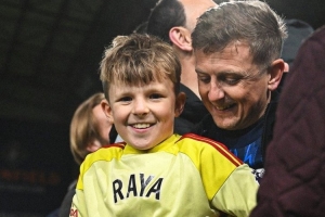 連續(xù)7場零封！拉亞賽后將球衣和手套送給一位小球迷