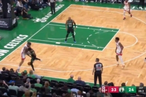 咋救回來的？亞當(dāng)斯積極拼搶 硬生生救回一個(gè)球權(quán)&還轉(zhuǎn)換成得分