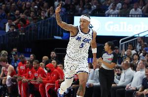 效率超高！班凱羅半場12中8得23分6板2蓋帽 正負(fù)值達(dá)+14